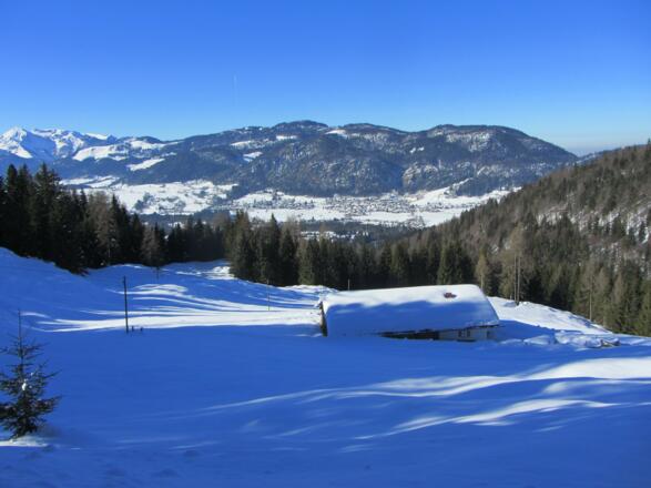 Die Gschwendtalm, unten liegt Reit im Winkel