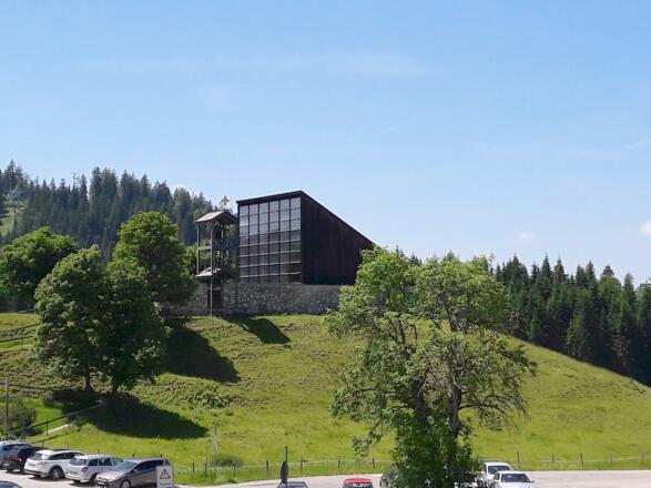Kirche über dem Winklmoosalm-Parkplatz