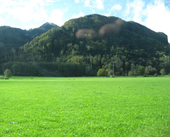 An den Bergen entlang