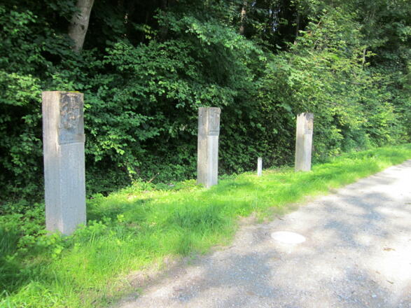 Gruppe von Stelen am Meditationsweg