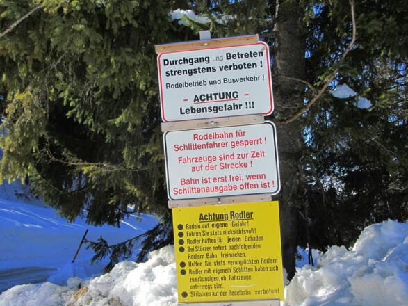 Hinweistafeln bei der Rodelbahn