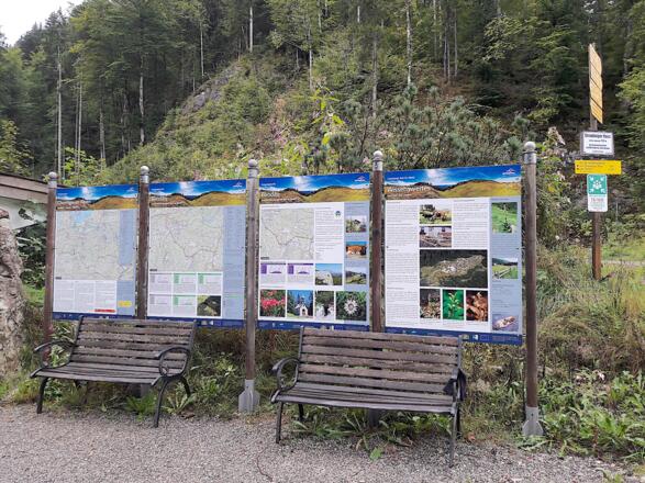 Info-Tafeln am Parkplatz bei Blindau