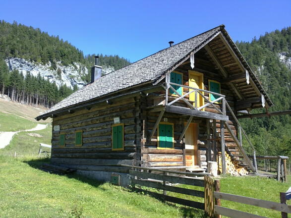 Auf der Reinfalzalm folgen wir kurz der Schotterstraße links der Hütte.