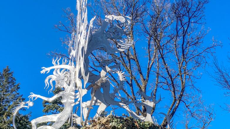 Skulptur des Metallkünstlers Miguel Horn auf der Bockmauer des Gobel