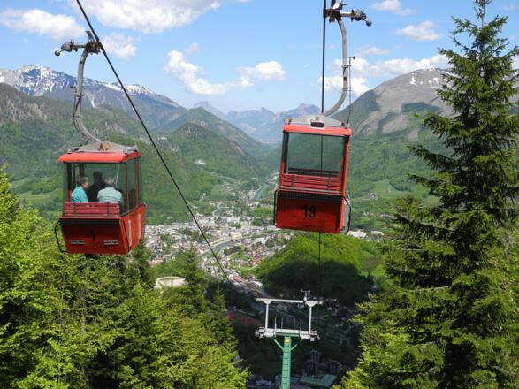 Der Abstiegsweg führt unter der Seilbahn hindurch.