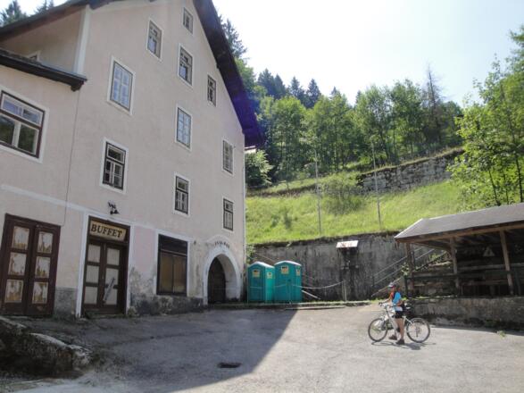 Verlassen sind die Berghäuser, wo im Sommer bis zum Jahre 2000 ein enormer Besucheransturm herrschte. Der untertägige Salzabbau wurde 2011 eingestellt.