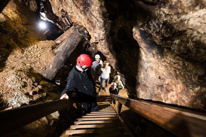 Zu Fuß - manchmal gebückt und im Gänsemarsch durch die engen Stollen