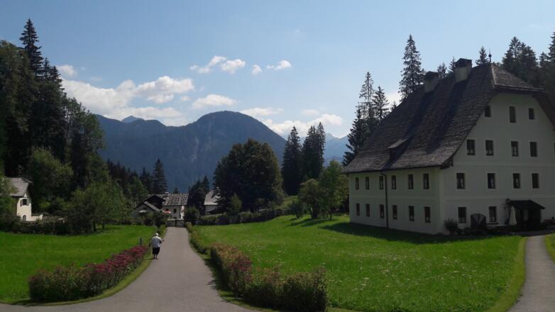 Maria Kirchental - der Gnadenort auf 900 m Seehöhe zu Füßen der Loferer Steinberge.
