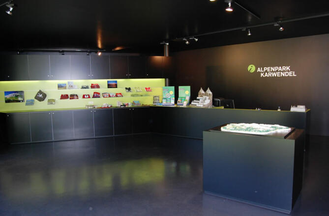 Der Infobereich des Naturparkhauses mit kleinem Shop