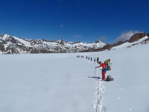Flache Querung zum zweiten Eisbruch am Beginn der Firnrampe