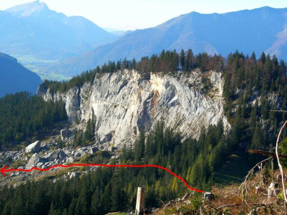 Beim Abstieg vom Hütteneck passieren wir das Bergsturzgelände der Zwerchwand - bei schönem Wetter sind meist Kletterer zu beobachten.