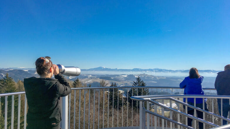 Bei Schönwetter reicht der Blick von der Gobelwarte vom Schneeberg über Ötscher bis zum Dachstein