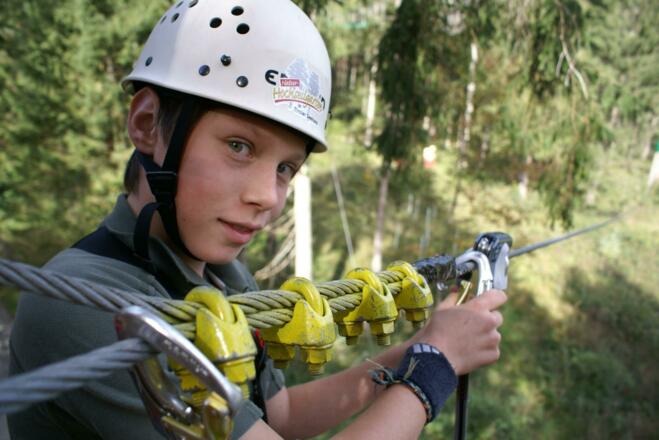 Kinder im Hochseilgarten Kramsach