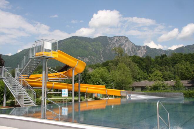 Schwimmbad mit Rutsche
