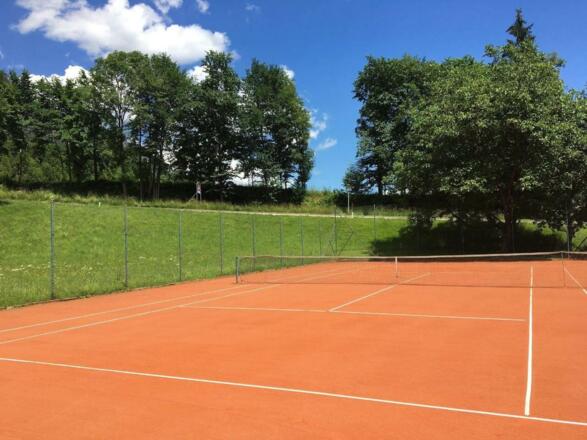 Tennisplatz Sonnenuhr