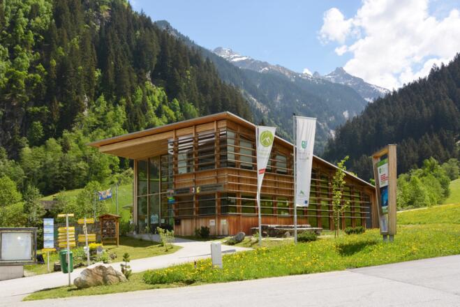 Das Naturparkhaus in Ginzling im Sommer.