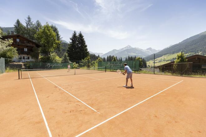 Tennisplatz mit Bergpanorama