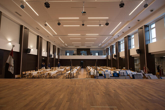 Die Turnhalle - Blick auf den Saal und die Galerie von Bühne