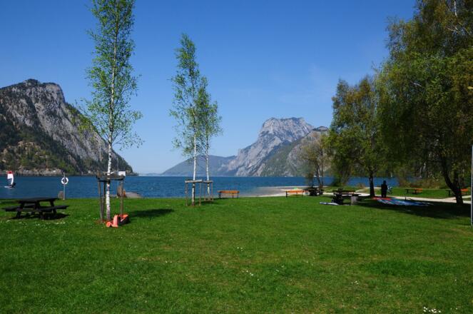Freizeitanlage auf der linken Flussseite