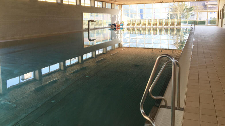 Schwimmbecken im Hallenbad Gosau