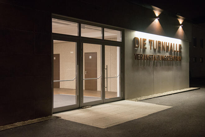 \&quot;Die Turnhalle\&quot; in Perg Eingang bei Nacht
