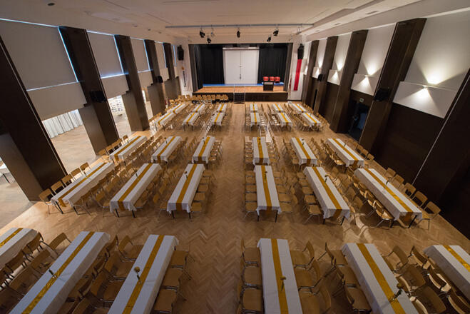 Die Turnhalle - Blick auf den Saal und die Bühne
