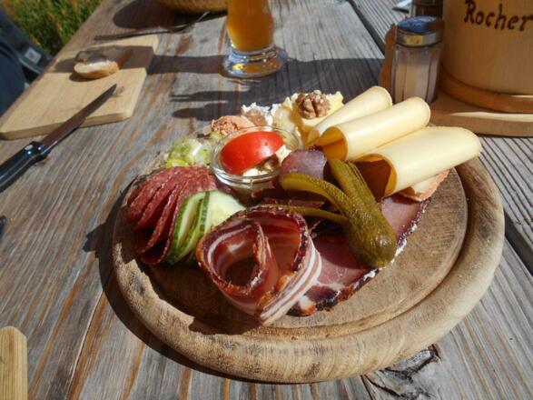 Brettljause auf der Alm