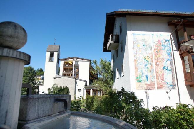 Kurhotel mit Kapelle