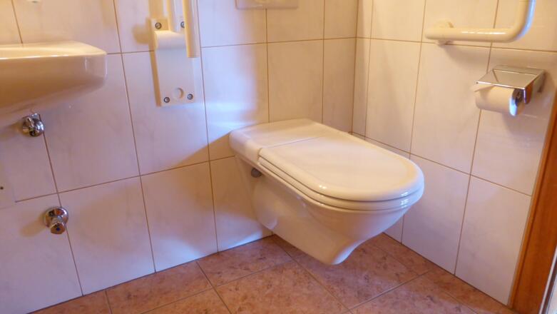 WC nur von links anfahrbar, Haltebügel hochklappbar