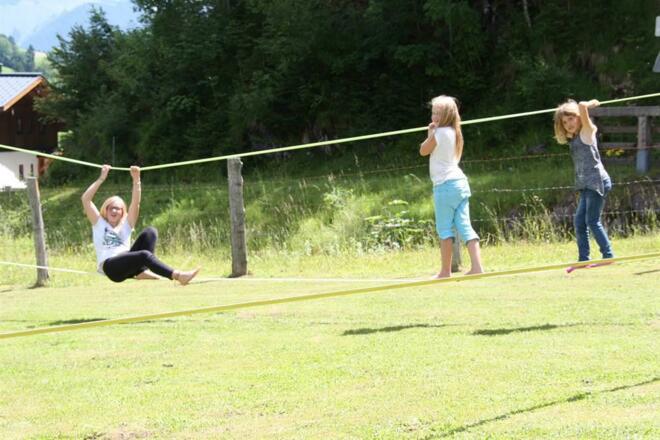 Kinderspielplatz mit Slackline
