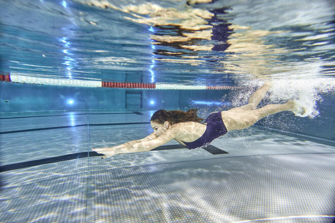 Perfekte Trainingsbedingungen im 25 m Sportbecken mit abgetrennten Bahnen