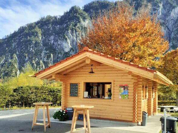 Almsee Hütt&#039;n mit Blick auf Berge