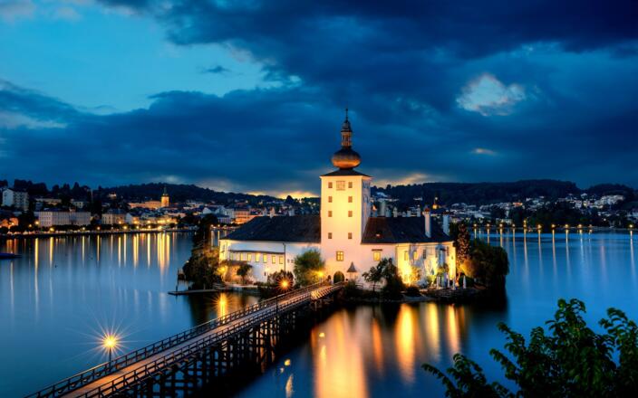 Seeschloss Ort bei Nacht