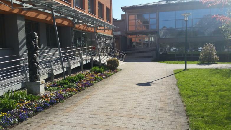 entlang des Gemeindeamtes