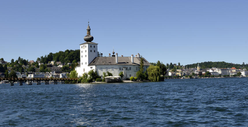 Seeschloss Ort im Sommer