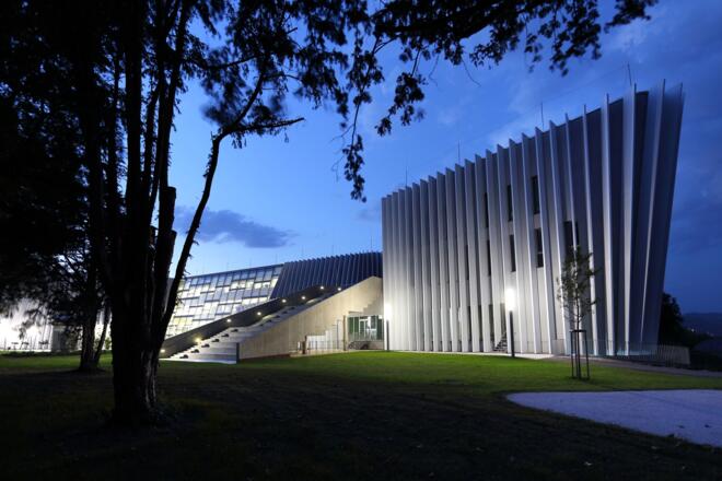 Parkanlage und Freitreppe der Bruckneruniversität