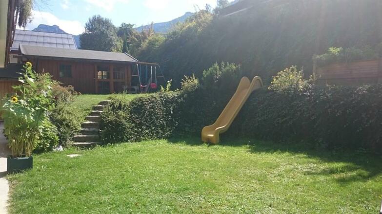 Gartenlodge und Schaukel