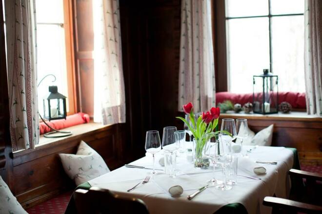 Gedeckter Tisch groß