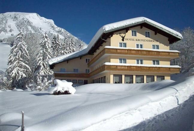 Hotel Kronenhirsch Hausansicht im Winter