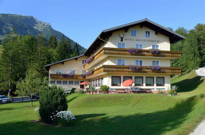 Hotel Kronenhirsch Hausansicht im Sommer