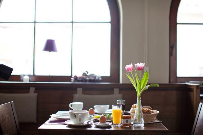 Gedeckter Frühstückstisch