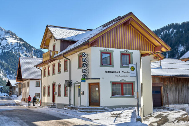 Raiffeisenbank und Bankomat Nesselwängle