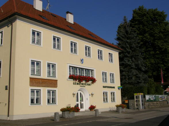 Amtsgebäude mit Bankstelle