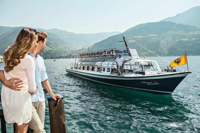 Paar am Steg mit Kaiserin Elisabeth