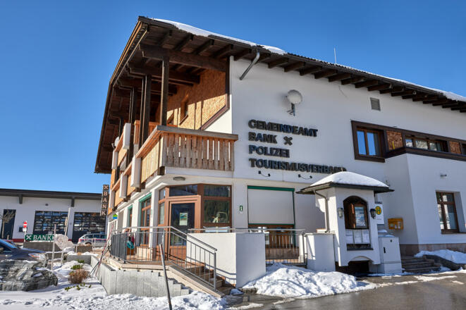 Raiffeisenbank mit Bankomat in Grän