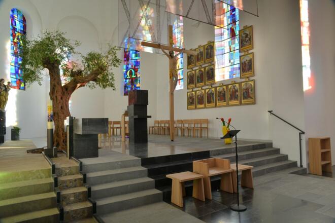 Pfarrkirche Lingenau mit Olivenbaum