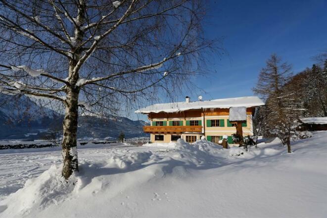Hotel seitlich mit Baum