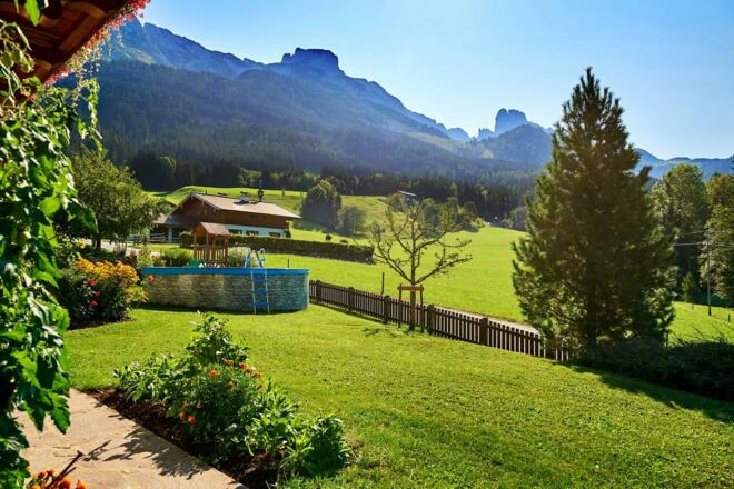 schöner Garten mit Bergblick