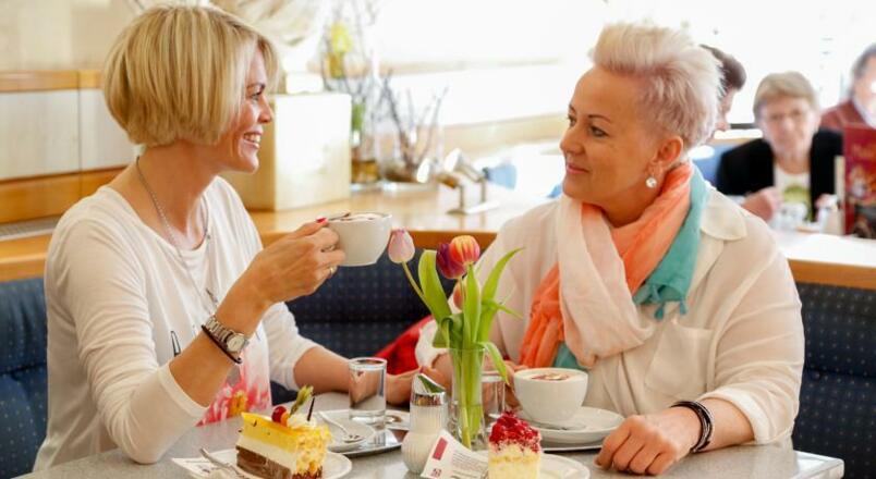 Cafe genießen bei selbstgemachten Kuchen