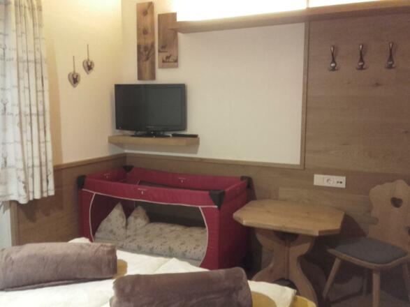 Doppelschlafzimmer mit Babybett